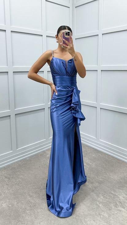 Abito da sera in raso indaco con volant in vita