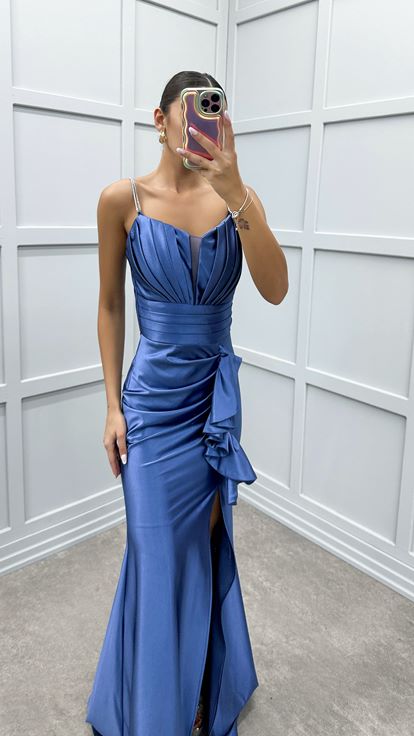 Abito da sera in raso indaco con volant in vita