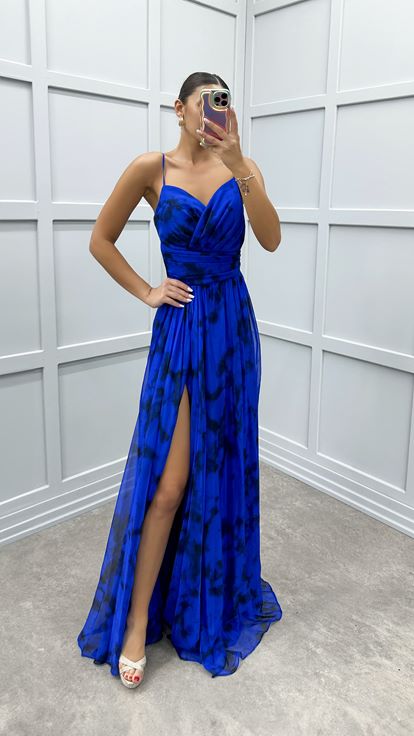 Vestido de diseñador con tirantes y estampado de Saks