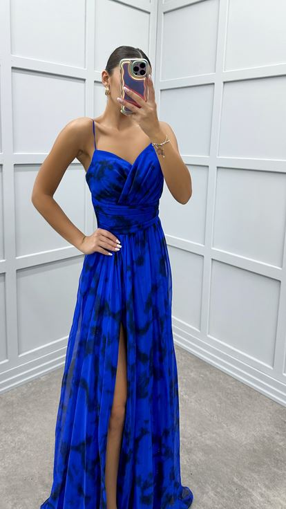 Vestido de diseñador con tirantes y estampado de Saks