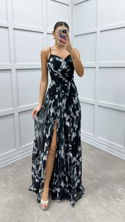 Robe de créateur noire à bretelles et à motifs