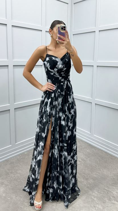 Robe de créateur noire à bretelles et à motifs