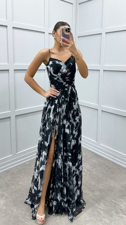 Robe de créateur noire à bretelles et à motifs