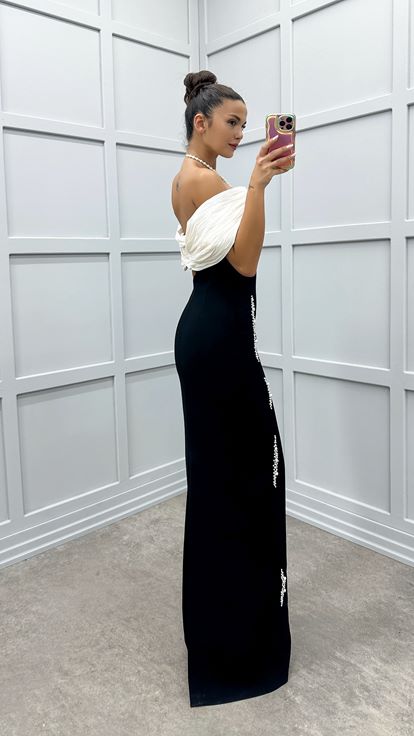 فستان سهرة أسود بدون حمالات مزين بفيونكة على الصدر