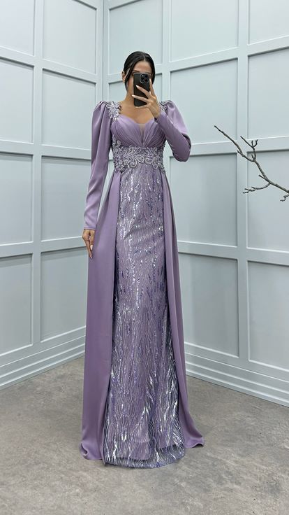 فستان سهرة بتصميم مطرز بفتحة رقبة على شكل حرف V من الخلف بلون أرجواني فاتح