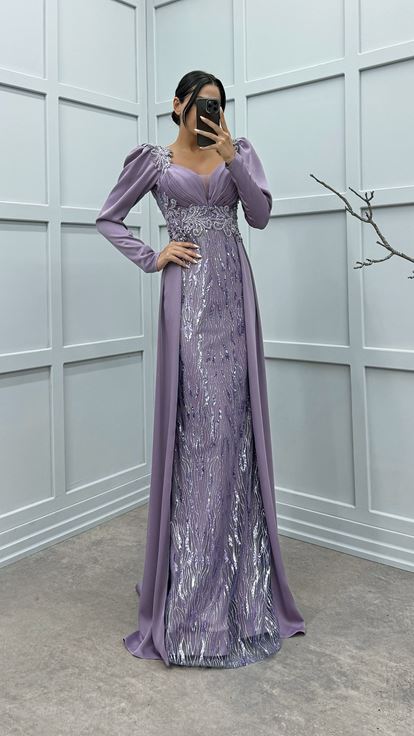 فستان سهرة بتصميم مطرز بفتحة رقبة على شكل حرف V من الخلف بلون أرجواني فاتح