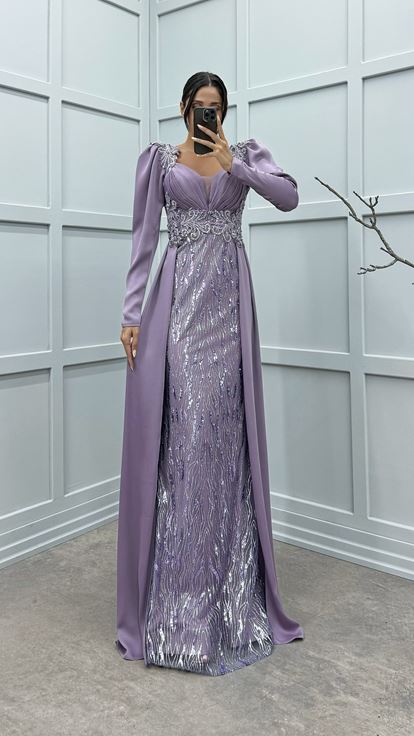 فستان سهرة بتصميم مطرز بفتحة رقبة على شكل حرف V من الخلف بلون أرجواني فاتح