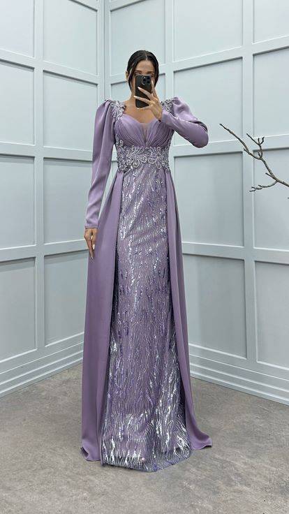 فستان سهرة بتصميم مطرز بفتحة رقبة على شكل حرف V من الخلف بلون أرجواني فاتح