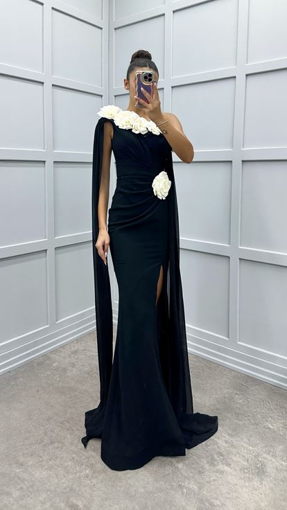 Siyah Tek Omuz Gül Detay Pelerinli Tasarım Elbise