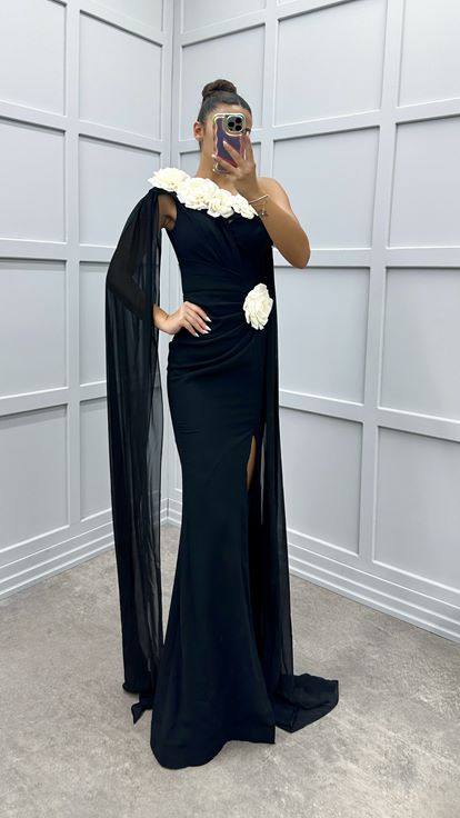 Siyah Tek Omuz Gül Detay Pelerinli Tasarım Elbise