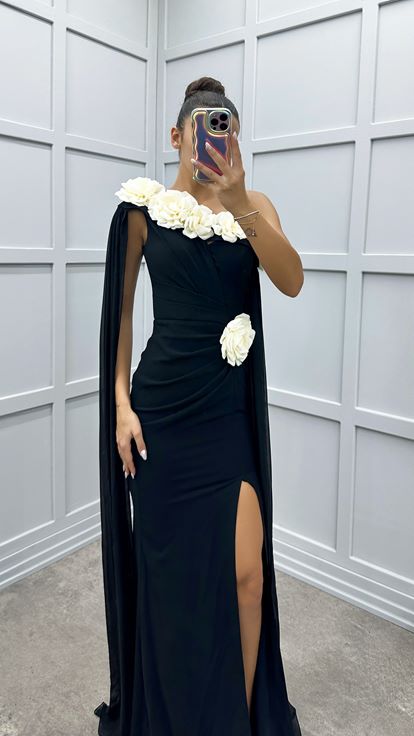 Siyah Tek Omuz Gül Detay Pelerinli Tasarım Elbise