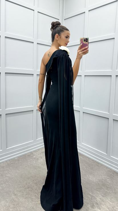 Siyah Tek Omuz Gül Detay Pelerinli Tasarım Elbise