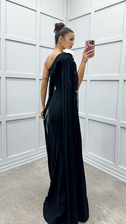 Siyah Tek Omuz Gül Detay Pelerinli Tasarım Elbise