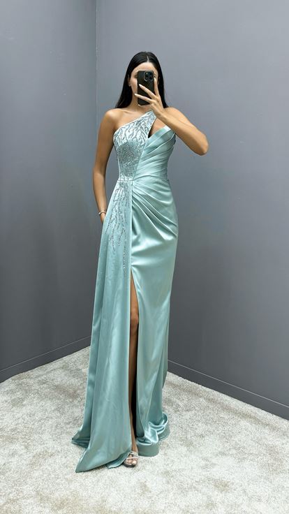 Vestido de noche de satén verde menta con un solo hombro y diseño bordado 