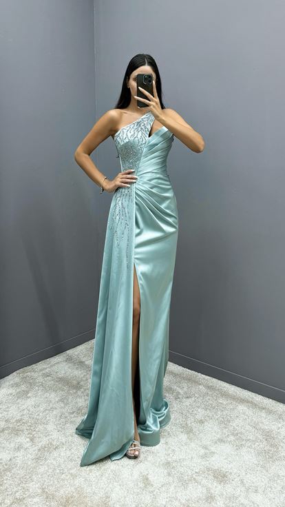 Vestido de noche de satén verde menta con un solo hombro y diseño bordado 