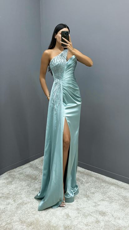 Vestido de noche de satén verde menta con un solo hombro y diseño bordado 