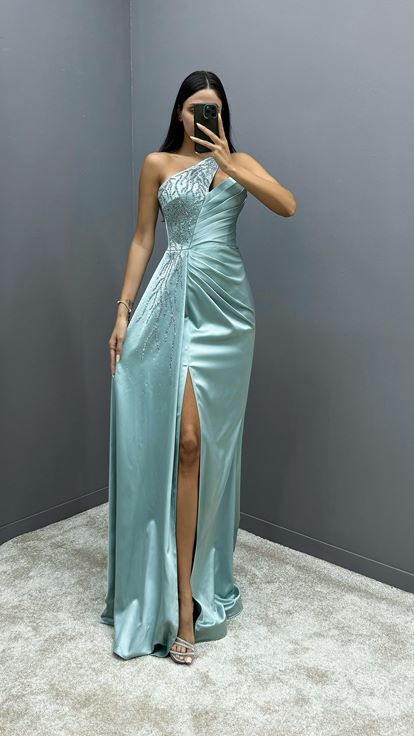 Vestido de noche de satén verde menta con un solo hombro y diseño bordado 