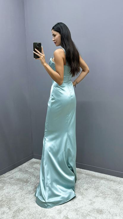 Vestido de noche de satén verde menta con un solo hombro y diseño bordado 