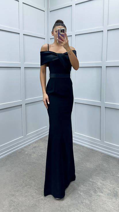 Vestido negro de tirantes con detalle en el busto