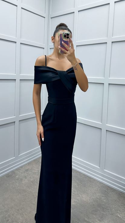 Vestido negro de tirantes con detalle en el busto