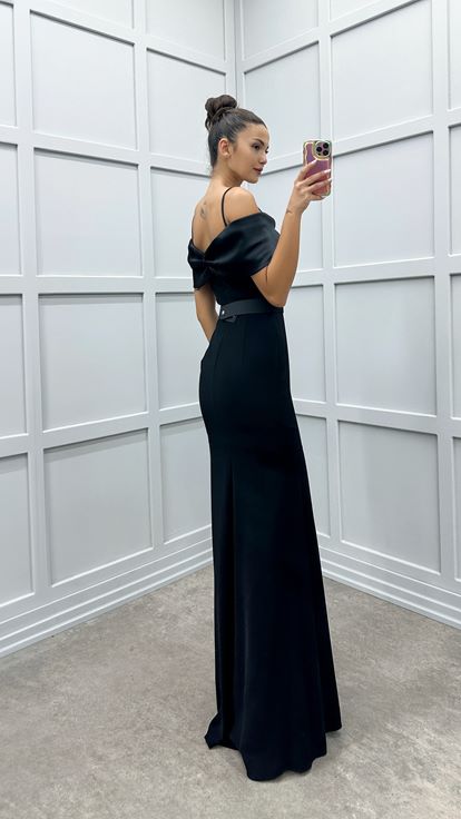 Vestido negro de tirantes con detalle en el busto