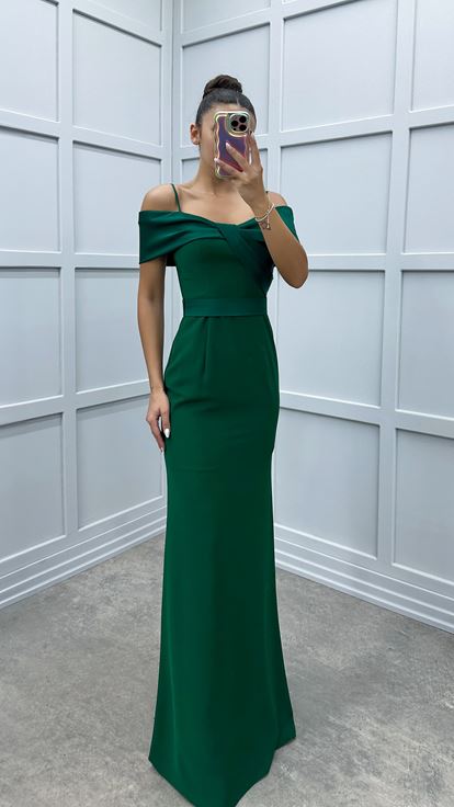 Vestido verde esmeralda de tirantes con detalle en el busto