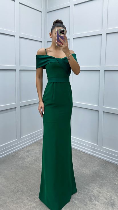 Vestido verde esmeralda de tirantes con detalle en el busto