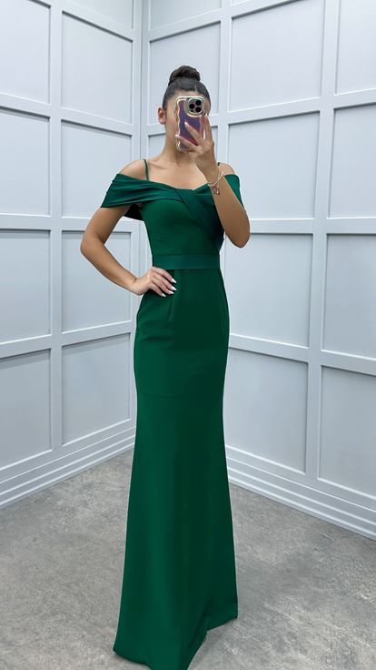 Vestido verde esmeralda de tirantes con detalle en el busto