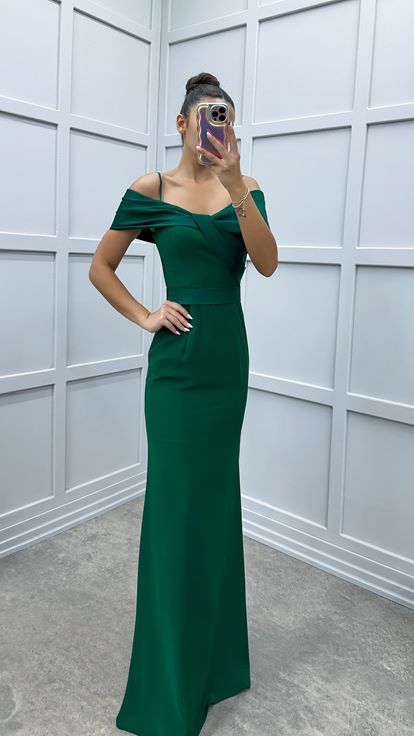 Vestido verde esmeralda de tirantes con detalle en el busto