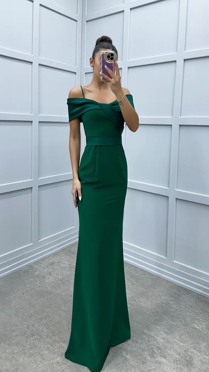 Vestido verde esmeralda de tirantes con detalle en el busto