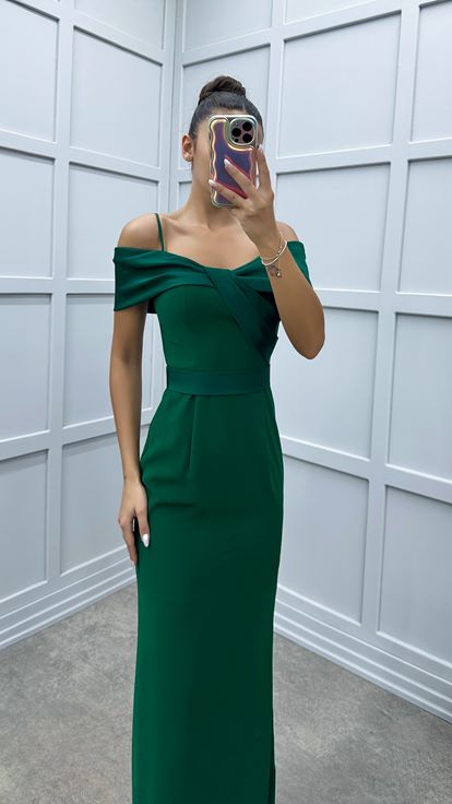 Vestido verde esmeralda de tirantes con detalle en el busto