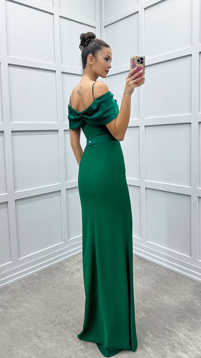 Vestido verde esmeralda de tirantes con detalle en el busto