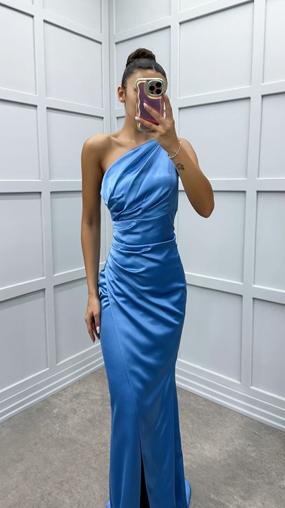 Bebe Mavisi Tek Omuz Bel Detay Yırtmaçlı Saten Elbise