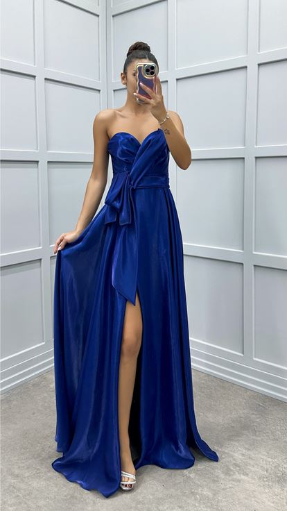 Marineblaues, trägerloses Abendkleid mit Schleife an der Taille