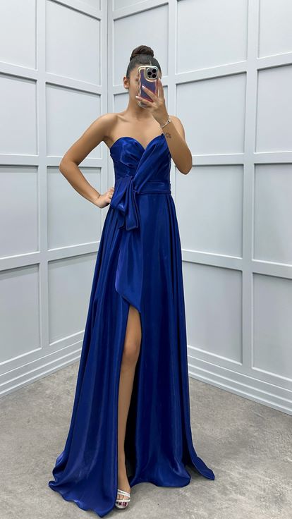 Marineblaues, trägerloses Abendkleid mit Schleife an der Taille