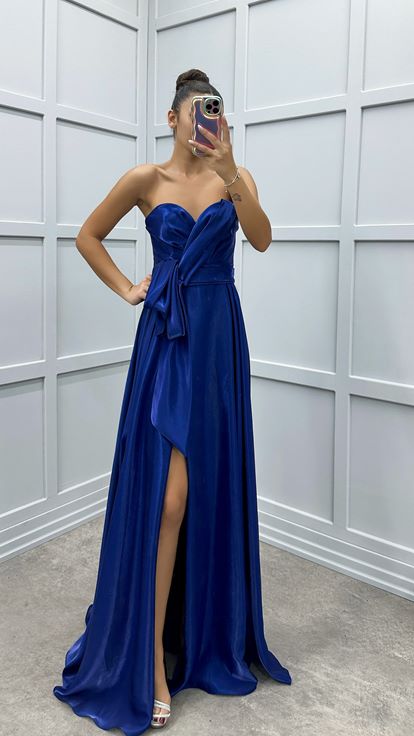 Marineblaues, trägerloses Abendkleid mit Schleife an der Taille