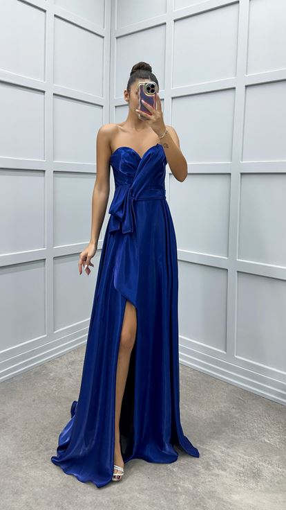 Marineblaues, trägerloses Abendkleid mit Schleife an der Taille