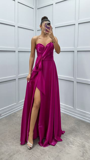 Fuchsiafarbenes, trägerloses Abendkleid mit Schleife an der Taille