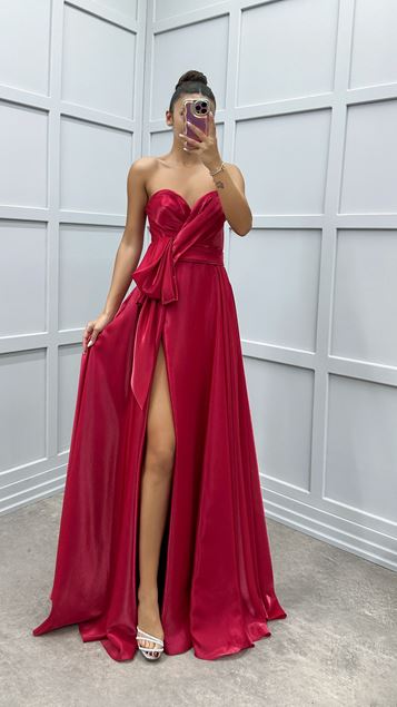 Vestido de noche rojo sin tirantes con diseño y cintura con lazo