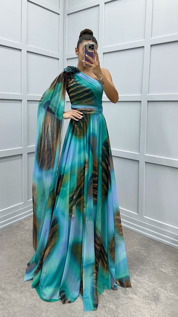 Mintgrünes One-Shoulder-Kleid mit Blumendetail und gemustertem Design