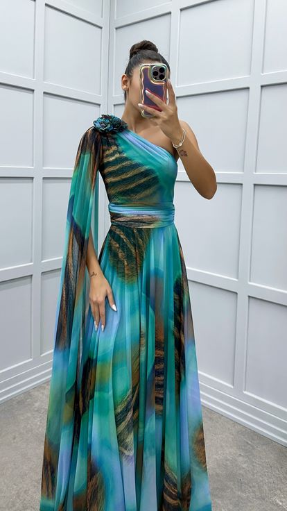 فستان أخضر نعناعي بكتف واحد بتصميم مزين بالزهور