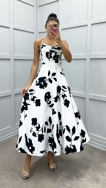 Robe noire à bretelles et encolure bateau