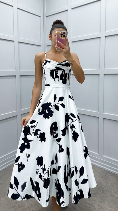 Robe noire à bretelles et encolure bateau