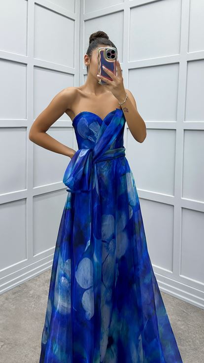 فستان ساكس بتصميم بدون حمالات مع نقش فيونكة على الخصر