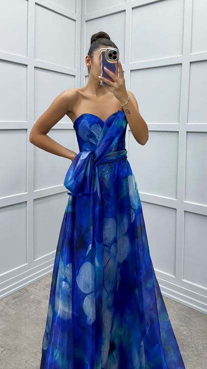 فستان ساكس بتصميم بدون حمالات مع نقش فيونكة على الخصر