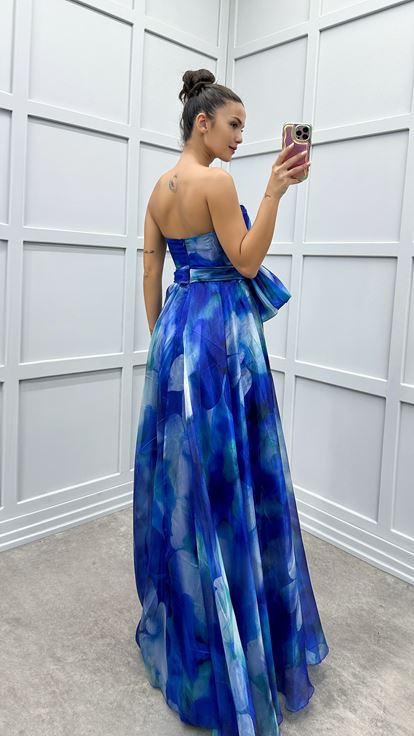 فستان ساكس بتصميم بدون حمالات مع نقش فيونكة على الخصر