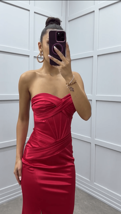 Vestido de noche rojo de satén sin tirantes con abertura cruzada en el pecho