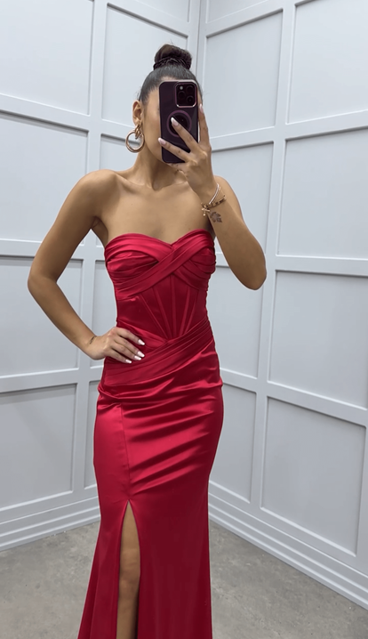 Vestido de noche rojo de satén sin tirantes con abertura cruzada en el pecho