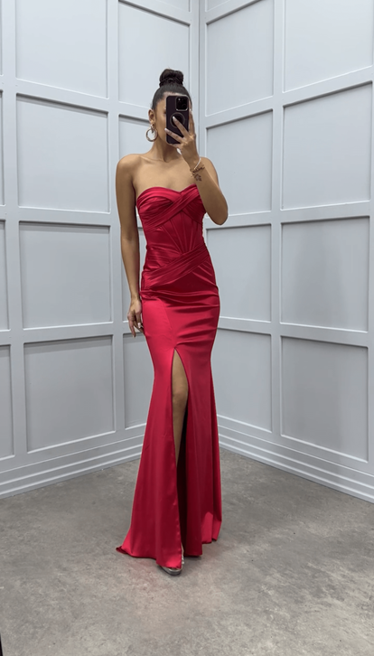 Vestido de noche rojo de satén sin tirantes con abertura cruzada en el pecho