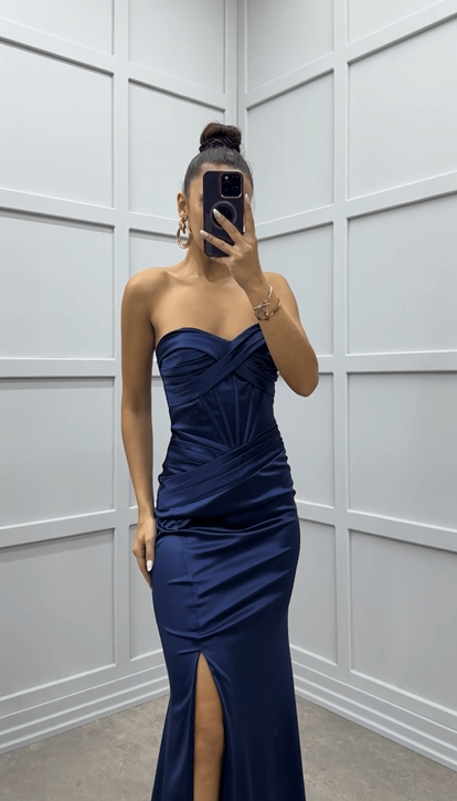 Vestido de noche de satén azul marino sin tirantes con abertura cruzada en el pecho